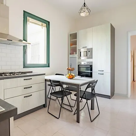 San Lazzaro Apartment *